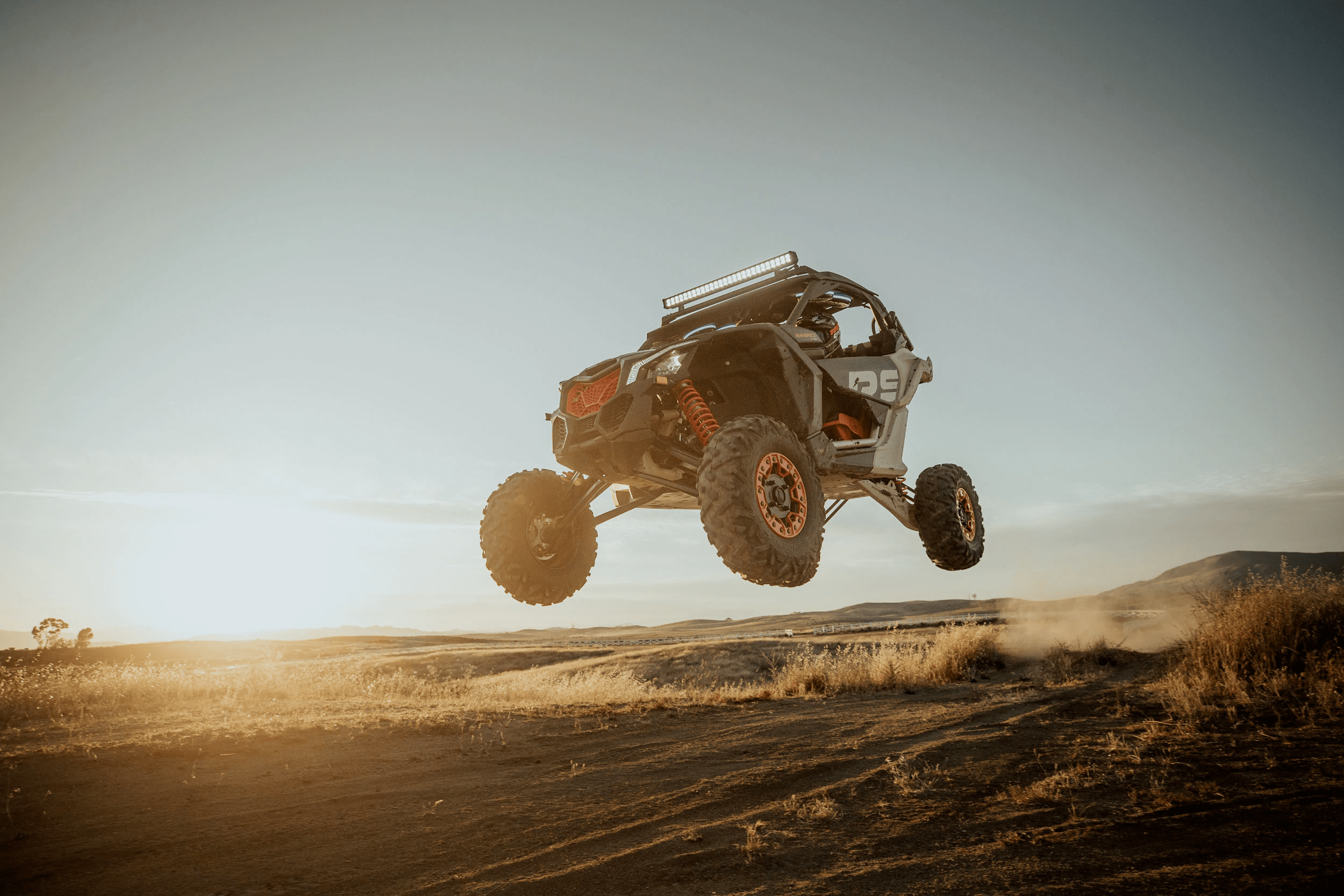 Квадроцикл BRP Can-Am Maverick X3 Xrs Turbo RR 2021 модельного року в польоті над землею